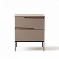 Nachtkastje met twee lades van MDF in beige en zwart met afmetingen 50 x 45 x 40cm